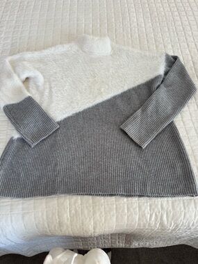 Vince Camuto Women’s Two-Tone White and Gray Cozy Turtleneck Sweater